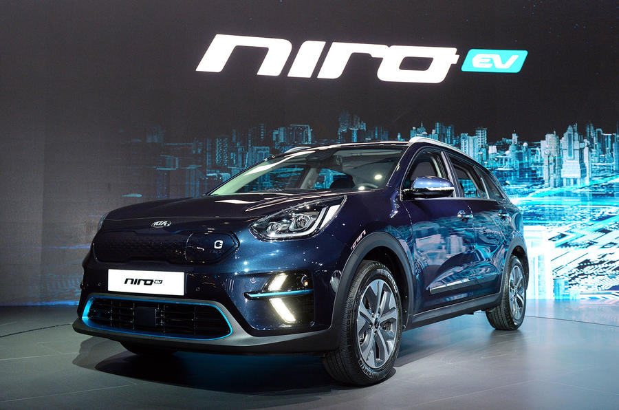Dòng xe Niro EV, ban đầu được công bố thông tin vào tháng Giêng, là hơi chậm hơn khi tăng tốc 0-62mph so với dòng xe Hyundai Kona Electric, trong vòng 7,8 giây so với 7,6 giây.