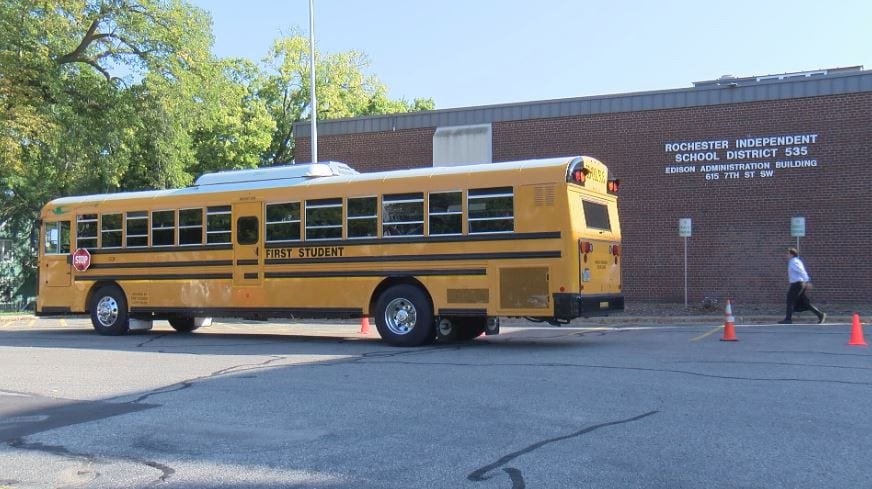Chiếc xe buýt điện được chạy thử nghiệm tại một trường học ở Rochester