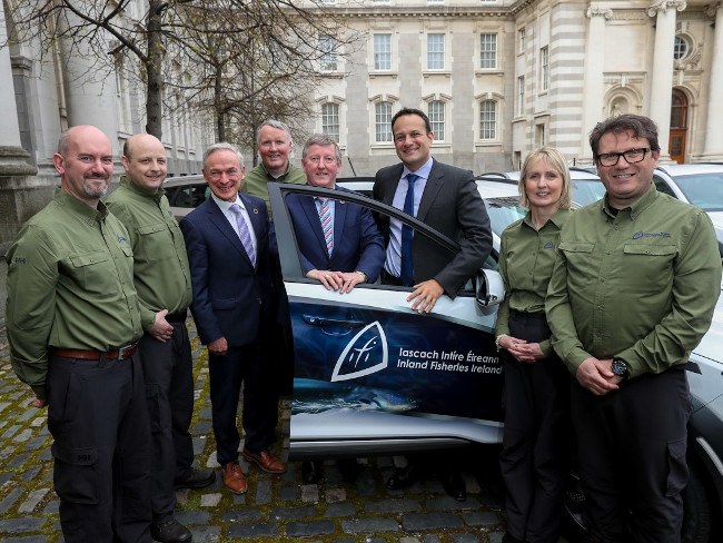 Chính phủNhân viên cơ quan Bộ Thủy sản Ireland bên chiếc xe điện