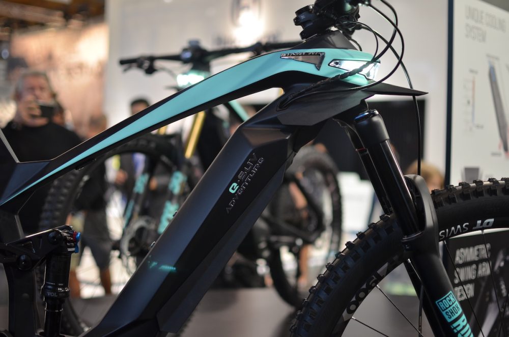 Chiếc xe đạp điện này có giá khá cao nhờ bộ khung carbon và các chi tiết thú vị