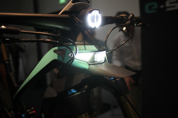 Đèn pha trên xe đạp điện