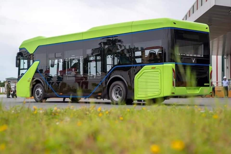 Xe buýt điện VinBus mang sắc màu chủ đạo là xanh lá và đen