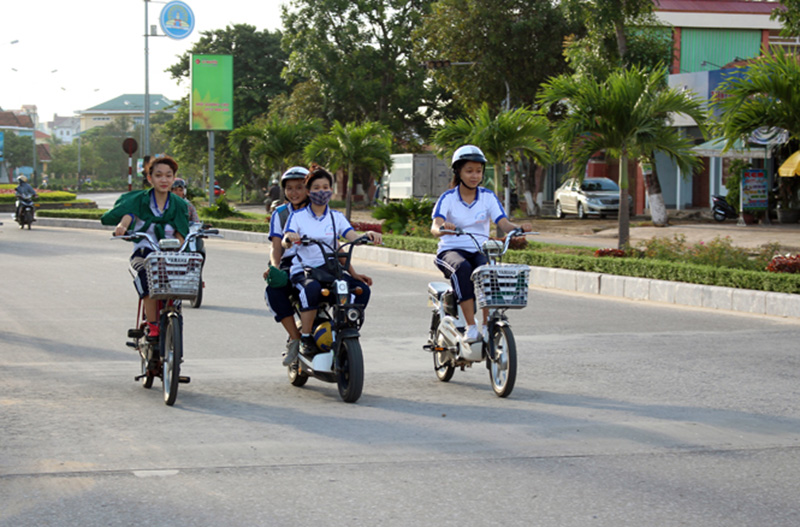 Học sinh ở Việt Nam sử dụng xe đạp điện, động cơ điện là phương tiện di chuyển chính hàng ngày