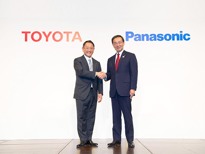 5.100 nhân lực của Toyota và Panasonic được chuẩn bị để sản xuất pin lăng trụ cho xe điện