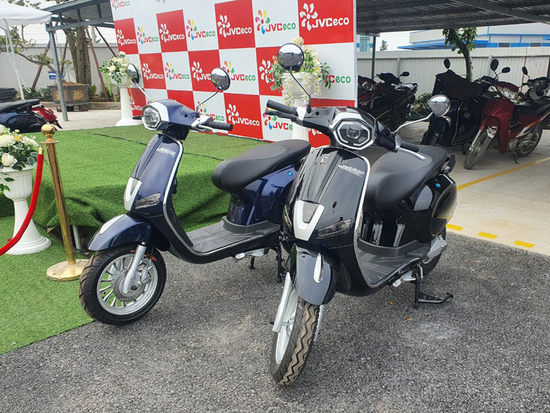 Bất ngờ với khả năng chống nước của xe máy điện JVC Vespa Platinum