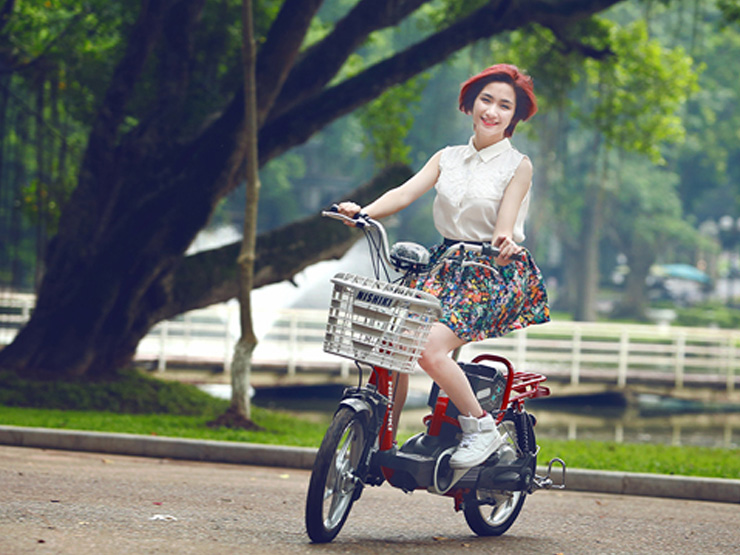 Ca sỹ Hòa Minzy và xe đạp điện nishiki