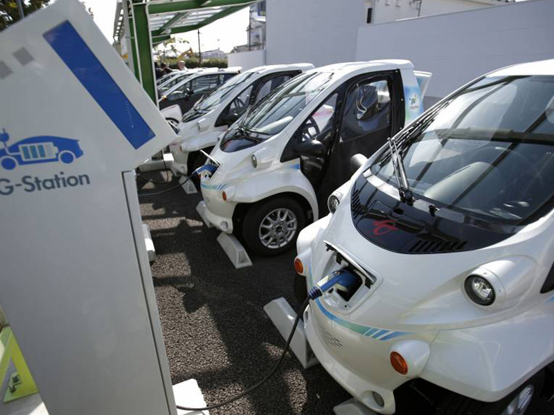 Xe điện siêu nhỏ của Toyota được sạc tại trạm sạc điện di động thông minh Toyota, tỉnh Aichi.