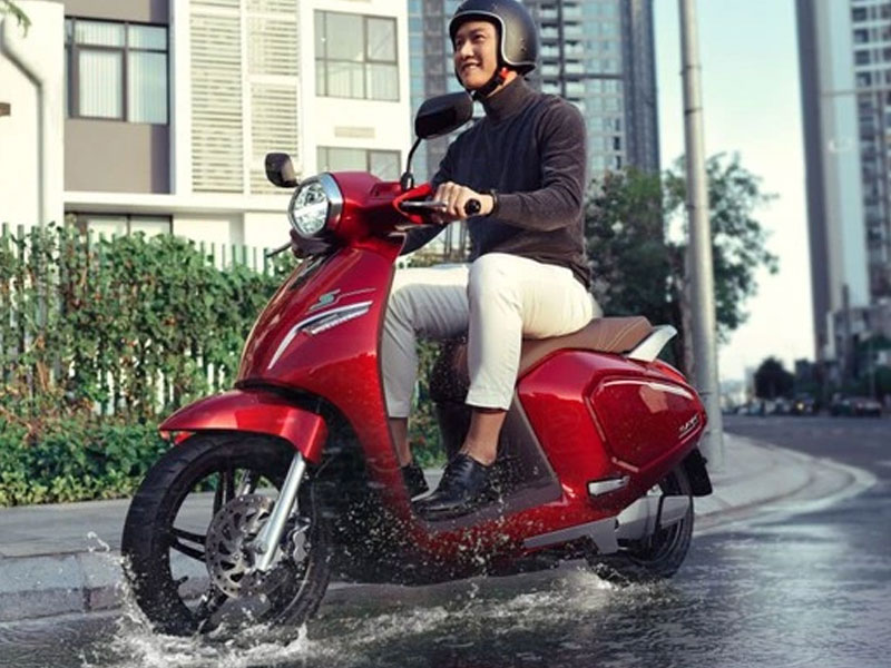 Chạy xe máy điện mùa mưa: Các sai lầm phổ biến thường gặp
