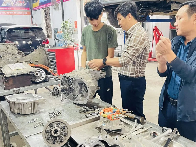 Điều kiện và thủ tục để tham gia học nghề sửa chữa ô tô điện