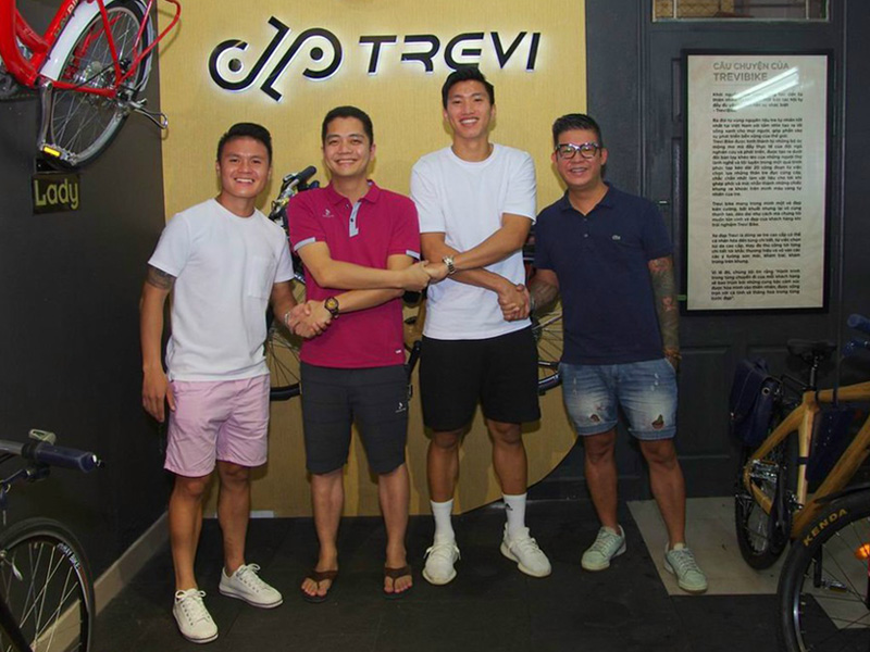 Đoàn Văn Hậu và Quang Hải Trải nghiệm và ký tặng cùng với CEO Trevi