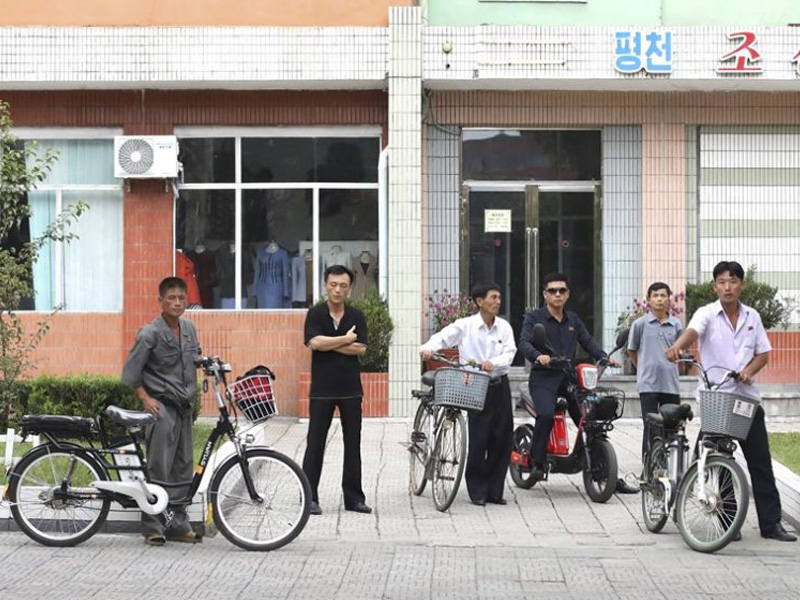 Giới trẻ Triều Tiên chi lớn cho xe đạp điện và smartphone
