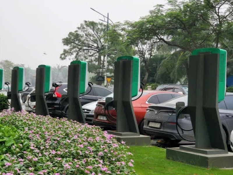 Hà Nội ra mắt những trạm sạc nhanh đầu tiên cho ô tô điện VinFast