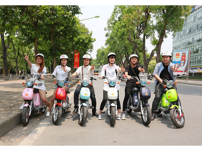Hà Nội rộn ràng các dòng xe điện trên phố 