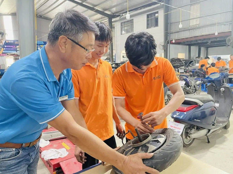 Học nghề sửa xe đạp điện, xe máy điện hết bao nhiêu tiền, mất bao lâu?