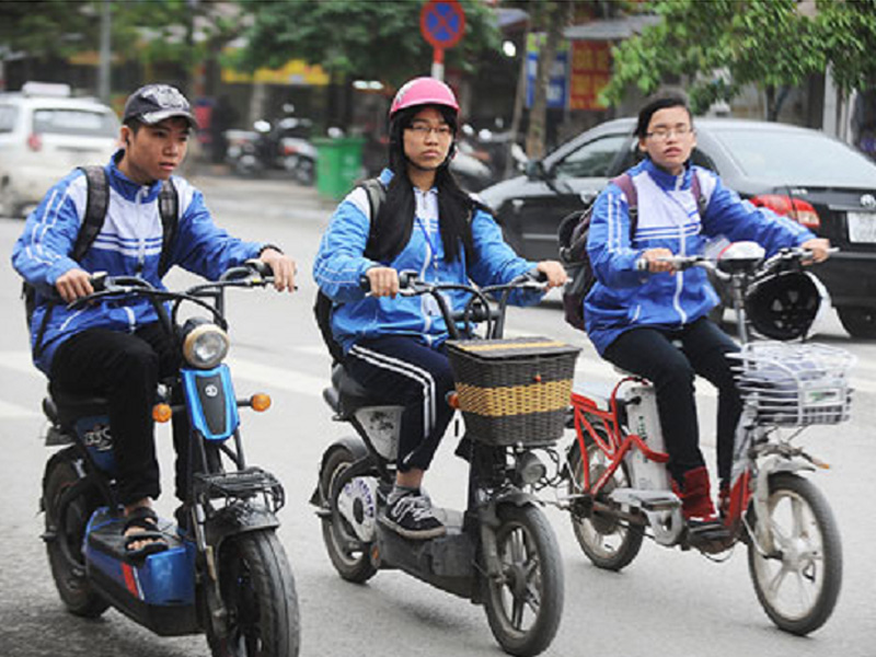 Học sinh hết cửa vô tư chạy xe điện trước quy định mới