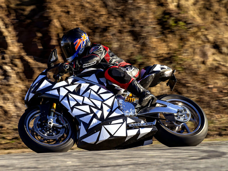 Motor Motorcycle đang giao hàng xe máy điện Lightning Strike