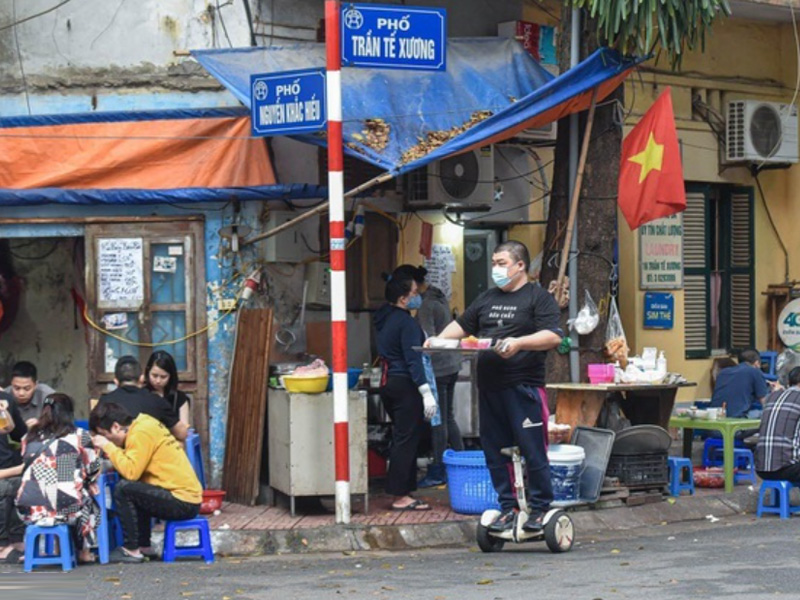 Nhờ xe cân bằng điện, quán phở của anh Thế mỗi ngày giao trăm bát phở