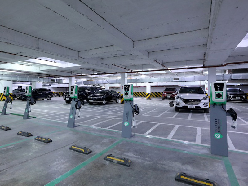 Những ý kiến trái chiều về việc lắp đặt trạm sạc xe điện tại hầm chung cư tại nhiều quốc gia trên thế giới