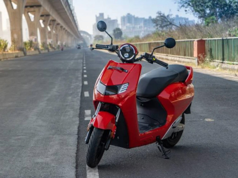 “Phát sốt” với xe tay ga điện giá bình dân 20,6 triệu khiến Vision 2021 phải “nể”, no pin đi 85km