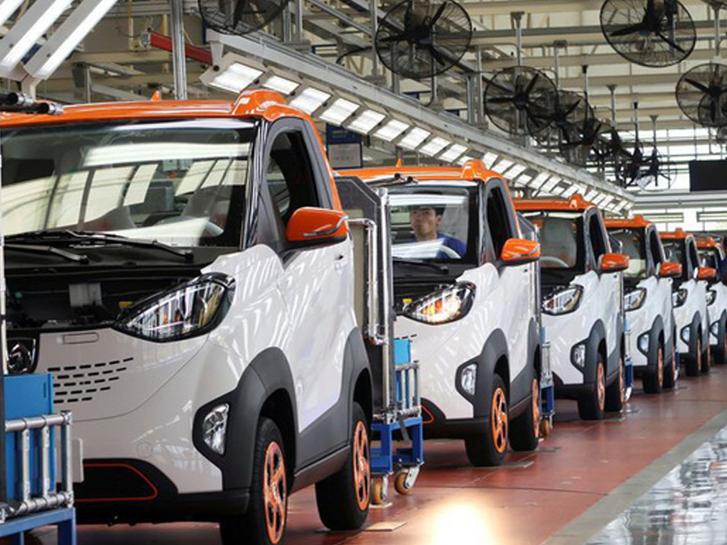 Một dây chuyền sản xuất xe ô tô điện ở Trung Quốc