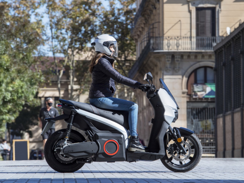 Seat MO eScooter 125 - xe máy điện có giá rẻ bằng nửa mini Ibiza