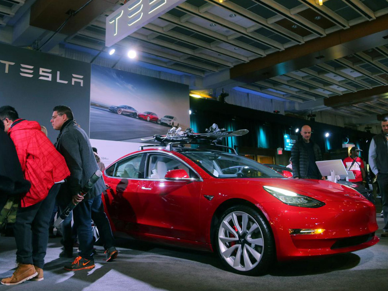 Sợ bị theo dõi sĩ quan quân đội Trung Quốc bị cấm dùng xe điện Tesla