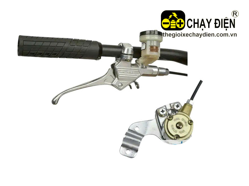Tay thắng dầu xe 3 bánh chở hàng