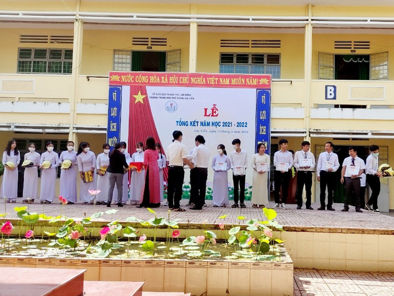 Thế Giới Xe Chạy Điện tiến hành tài trợ cho trường THPT Gia Viễn trong chương trình kí ức trường xưa 2022