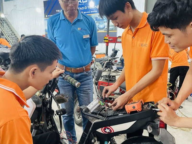 Thủ tục và điều kiện để tham gia học nghề sửa chữa xe đạp điện, xe máy điện