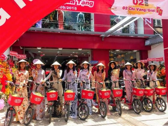 Áo dài Thái Tuấn sử dụng xe đạp điện để chạy Roadshow