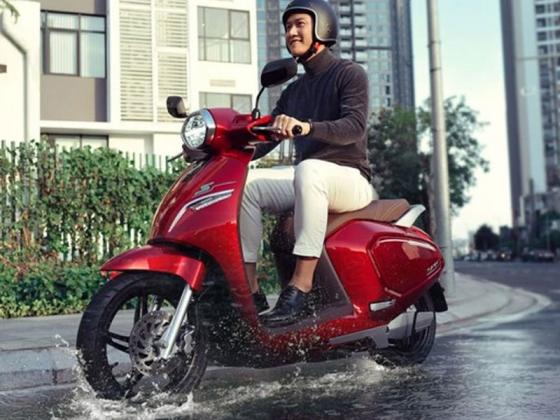 Chạy xe máy điện mùa mưa: Các sai lầm phổ biến thường gặp