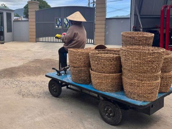 Chi tiết các loại phí sử dụng và vận hành xe đẩy hàng điện chuyên dụng cho nhà xưởng