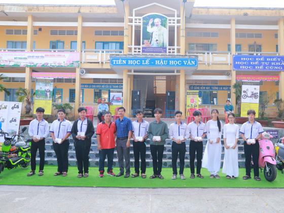 Đại lý ủy quyền Đức Tuyên có buổi tổ chức sự kiện tuyên truyền về xe điện tại Trường THPT Tràm Chim