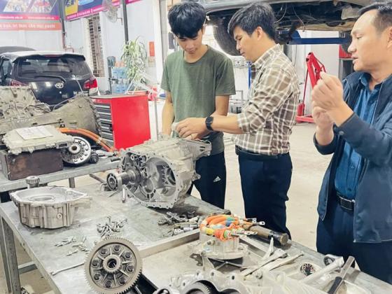 Điều kiện và thủ tục để tham gia học nghề sử chữa ô tô điện
