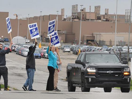 General Motors hứa hẹn sản xuất xe bán tải điện trong đàm phán đình công