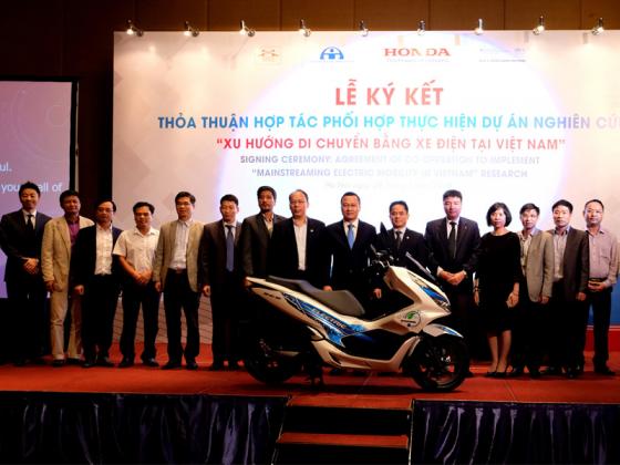 Honda ký thỏa thuận thực hiện nghiên cứu về khả năng sử dụng xe máy điện tại Việt Nam