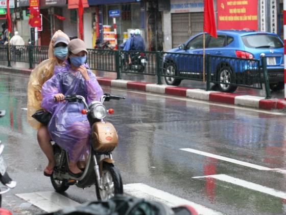 Lưu ý khi đi xe đạp điện dưới trời mưa