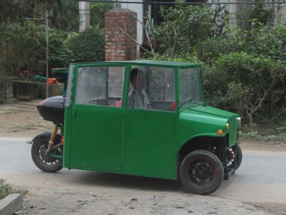 Người đàn ông tự chế ôtô điện chở con đi học tại Nghệ An