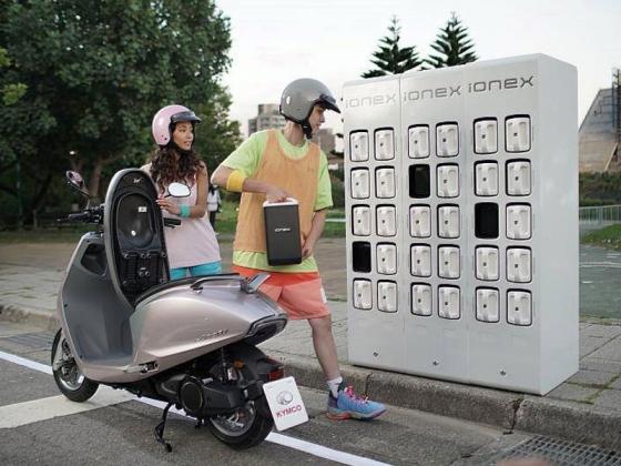 Những lợi ích của việc đầu tư kinh doanh tủ đổi pin xe máy điện