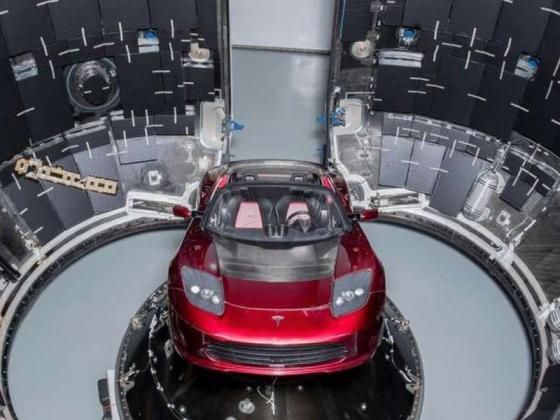 Phóng xe điện bạc tỷ lên không gian, Tesla chứng minh gì với thế giới