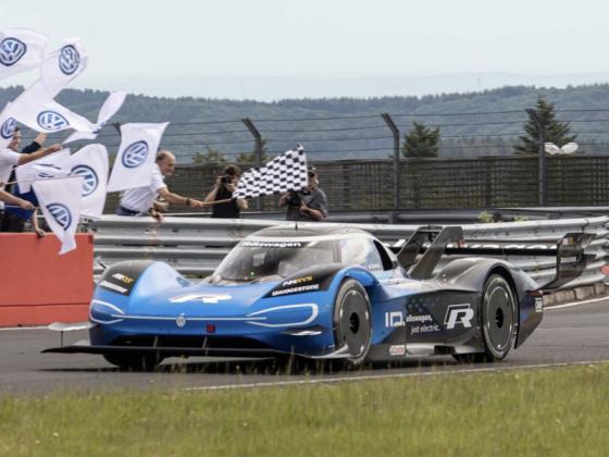 Siêu xe Volkswagen phá kỷ lục xe điện EP NIO tại Nürburgring