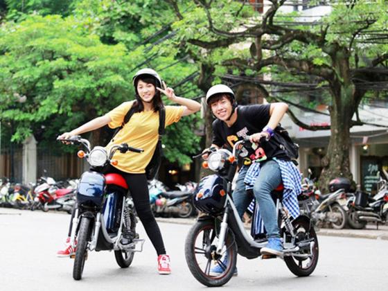 “Soi” những set  hình bên xe đạp điện của teen Việt