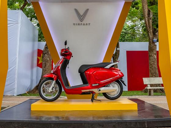 Thăng hoa tại Seagames, tuyển nữ Việt Nam được VinFast tặng xe máy điện Klara S
