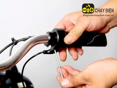 Thay tay ga xe đạp điện