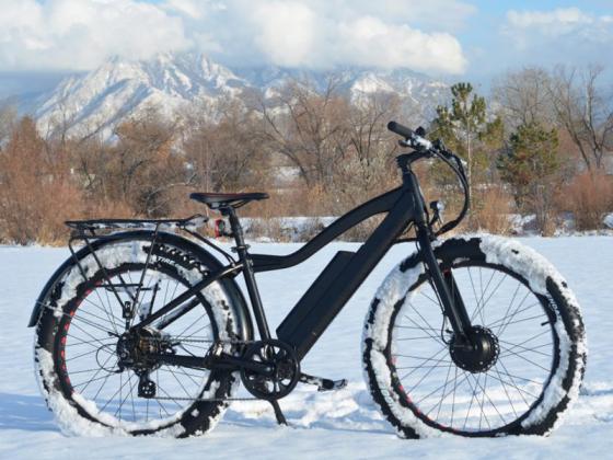 Xe đạp điện sử dụng động cơ kép đi lại dễ dàng trên tuyết