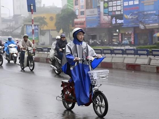 Xe đạp điện, xe máy điện đi dưới mưa cần lưu ý những gì?