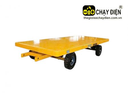 Xe kéo hàng hóa cho xe nâng trong nhà xưởng