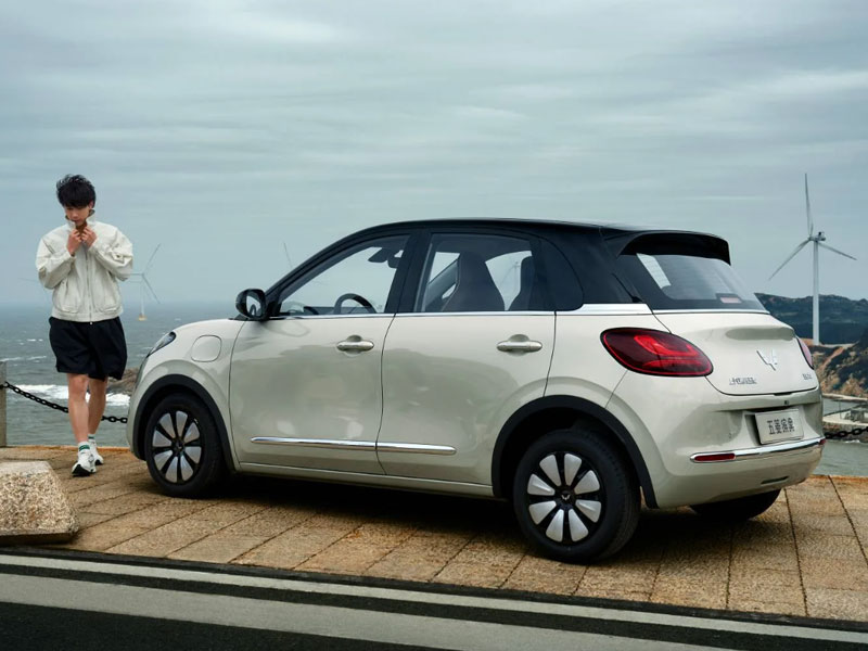 Tìm hiểu về mẫu xe điện Wuling Bingo mini bán kèm giường hơi dành cho 2 người