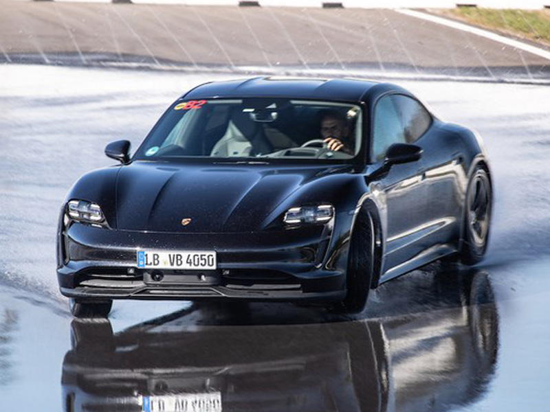 Xe điện Porsche Taycan lập kỷ lục Guiness khi Drift 42km trong 55 phút