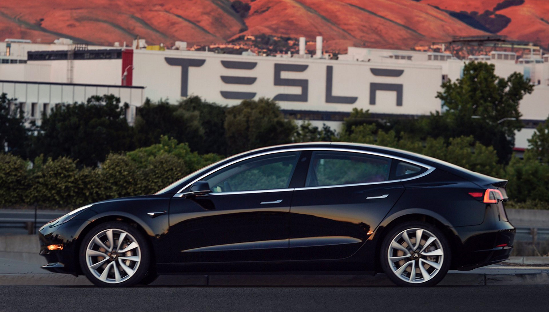 Chiếc xe điện này của Tesla “chỉ” có phạm vi 370 dặm